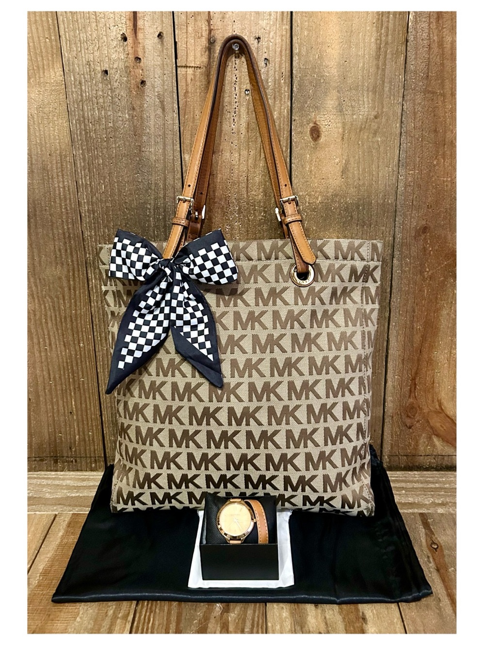 Michael Kors. 4 Piece Set: Jet Set Tote with Free Watch, Dust Bag & Scarf. - Picture 12 of 16